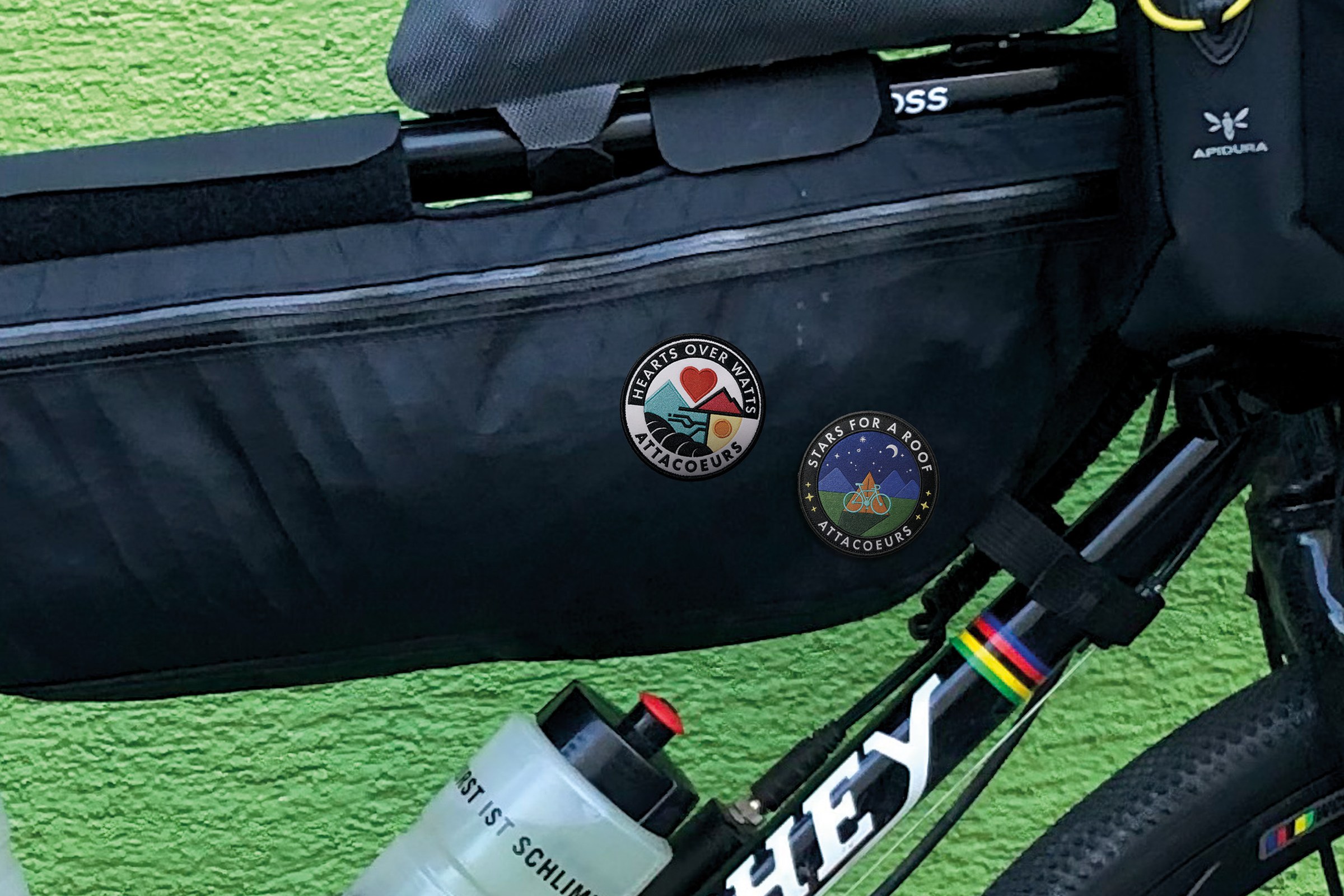 ATTACOEURS Patches auf einer Rahmentasche