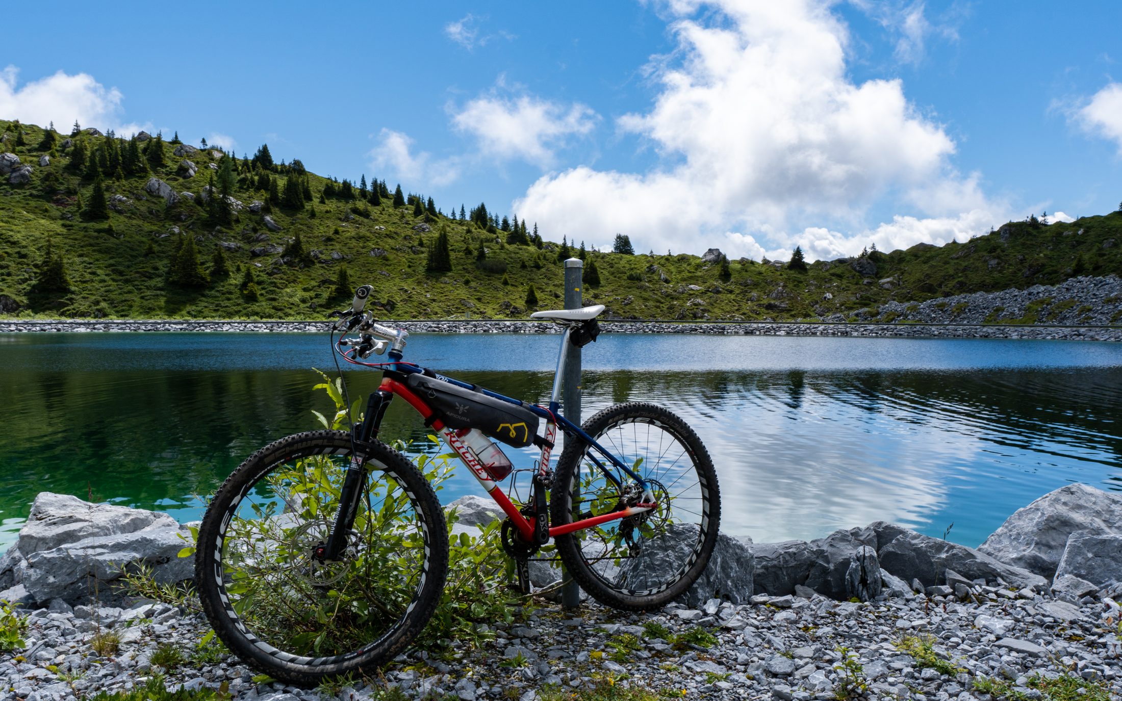 Zwei beladene Räder an einem Bergsee