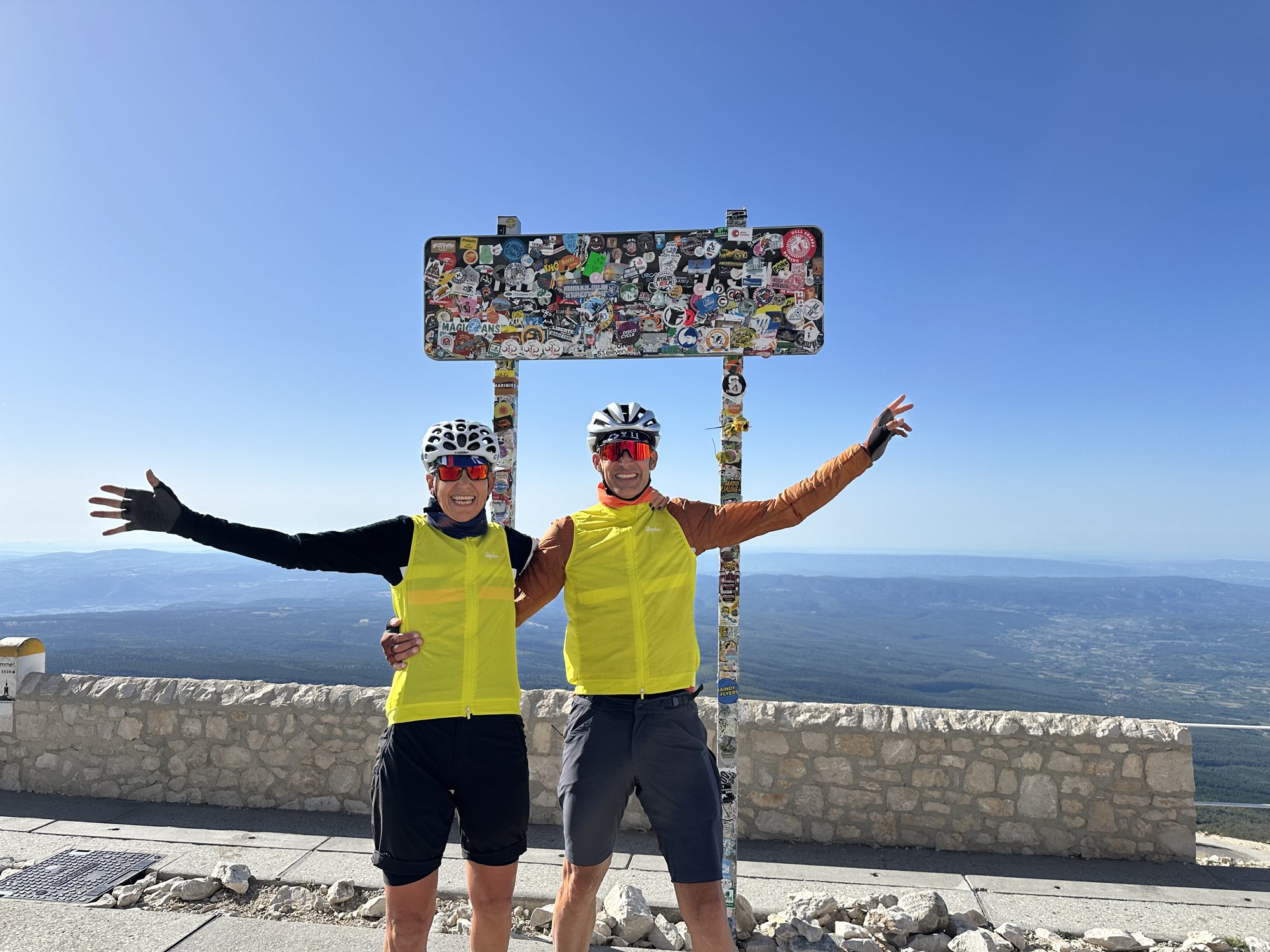Ina und Sven mit beladenen Rädern auf einem Gipfel
